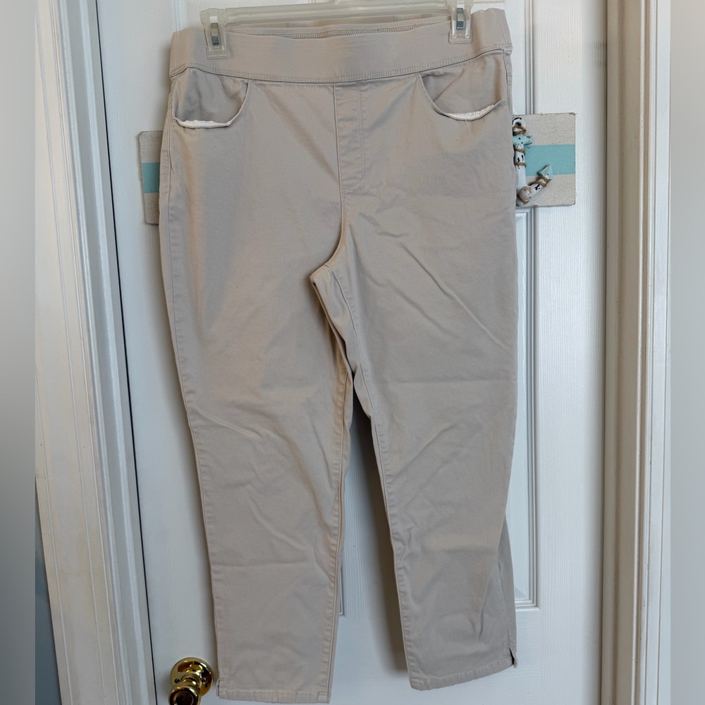 Gloria Vanderbilt All-Around Slimming Effect Cream Capri Pants Sz 14 - Picture 2 of 5